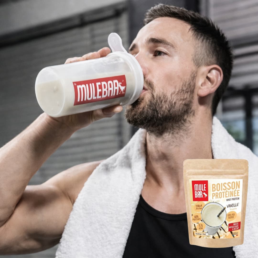 Homme buvant de la boisson protéinée Mulebar vanille