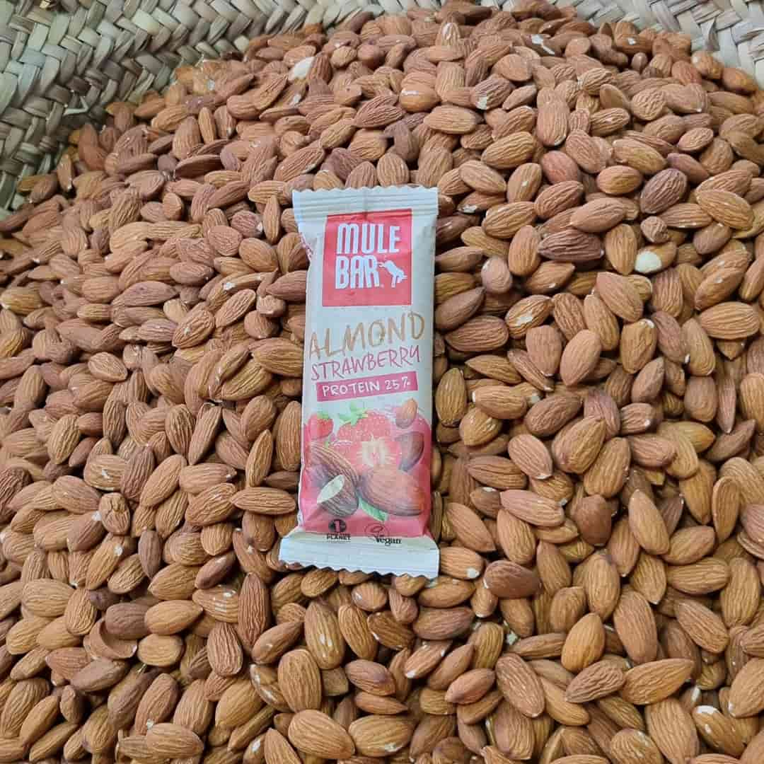 Barre protéinée Mulebar fraise amande dans un panier d'amandes