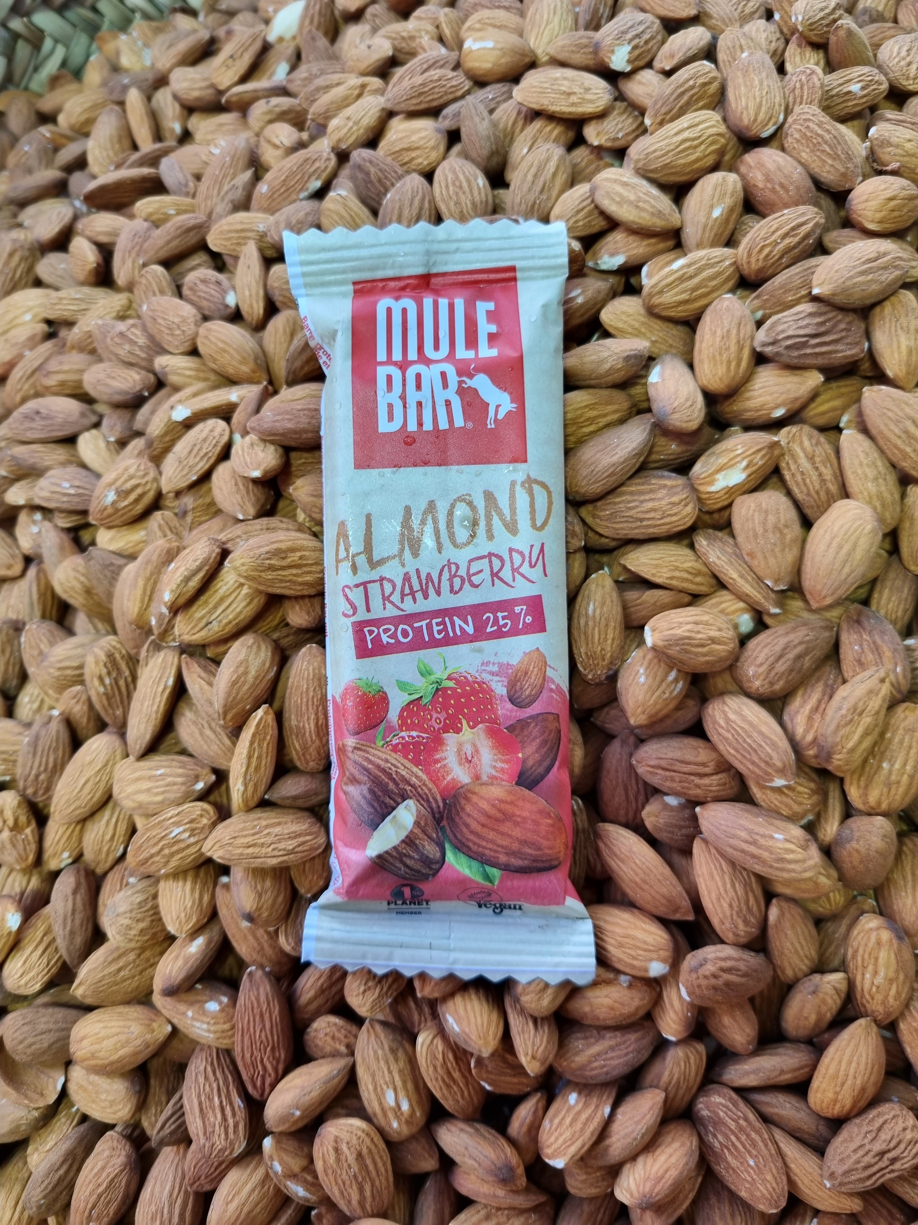 Barre protéinée Mulebar fraise amande dans un panier d'amandes