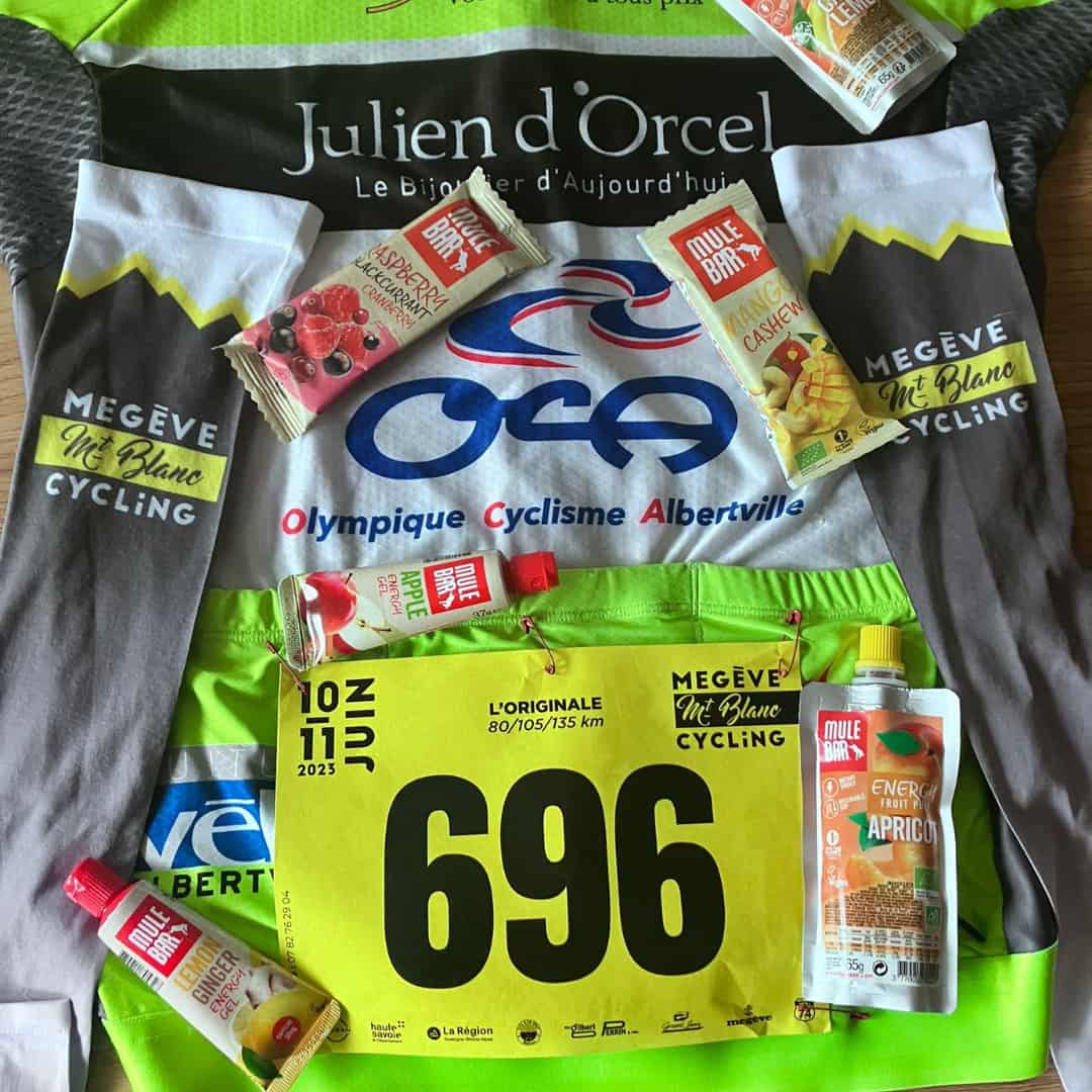 Maillot avec dossard et gels énergétiques cyclisme