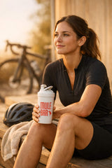 Cycliste buvant une whey protein Mulebar